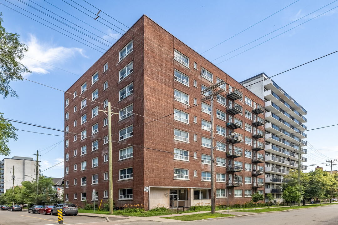 Sadler's Court Apartments in Ottawa, ON - Building Photo