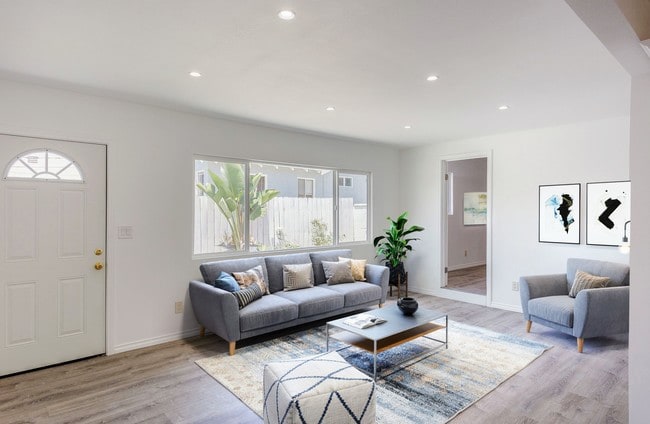property at 942 E 65th St