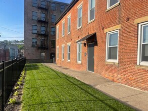 216 Findlay St, Unit Four in Cincinnati, OH - Foto de edificio - Building Photo