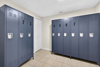 1778 Aquarius Ct in Ft. Myers, FL - Foto de edificio - Building Photo