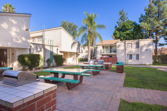 Tarzana Terraces in Tarzana, CA - Foto de edificio - Building Photo