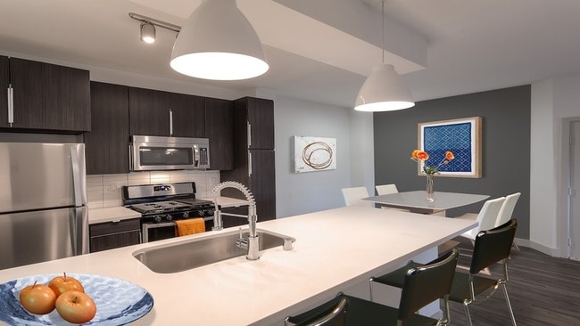 Alister Sherman Oaks in Sherman Oaks, CA - Foto de edificio - Building Photo