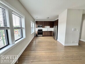 3409 W Fullerton Ave, Unit 3D in Chicago, IL - Building Photo - Building Photo