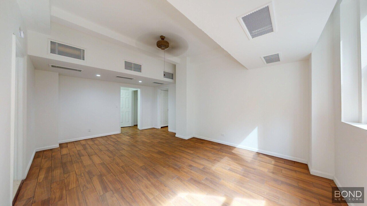 330 W 72nd St in New York, NY - Building Photo