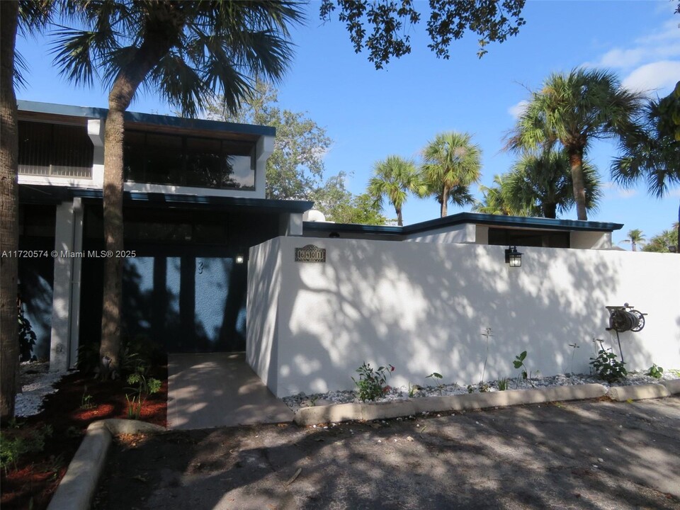 6401 Turkey Run Terrace in Miami Lakes, FL - Building Photo