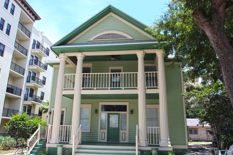 Beach Flats Apartments in Tampa, FL - Building Photo