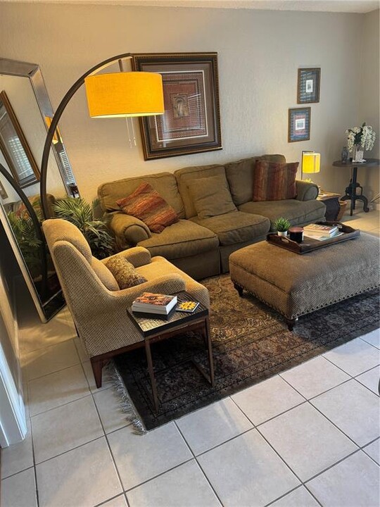 2660 NE 8th Ave, Unit 215 in Wilton Manors, FL - Building Photo