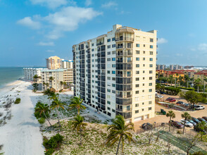 Riviera Club Condominium in Ft. Myers, FL - Building Photo - Building Photo