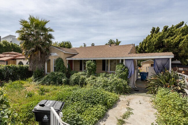 2641-2647 S Garth Ave in Los Angeles, CA - Foto de edificio - Building Photo