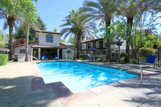 MONTECITO VILLAS in Sacramento, CA - Foto de edificio - Building Photo