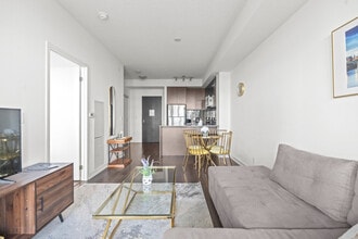 69 Holly St in Toronto, ON - Building Photo - Building Photo