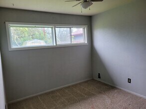 2463 Laralee St in Springfield, OR - Building Photo - Building Photo