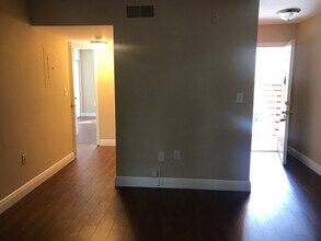 2460 NW 33rd St in Oakland Park, FL - Building Photo - Building Photo