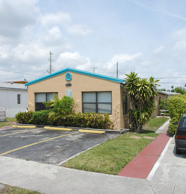 615-713 NE 3rd St in Hallandale Beach, FL - Building Photo - Building Photo