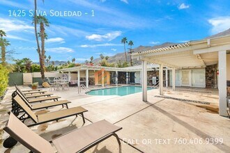 1425 Vía Soledad in Palm Springs, CA - Foto de edificio - Building Photo