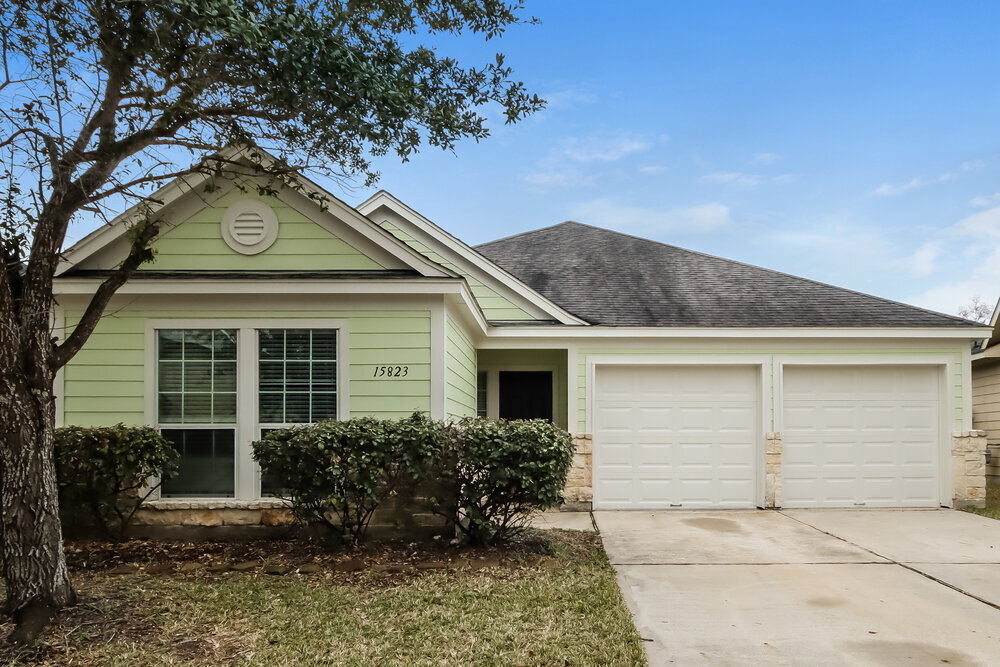 15823 Scenic Water Dr in Houston, TX - Building Photo
