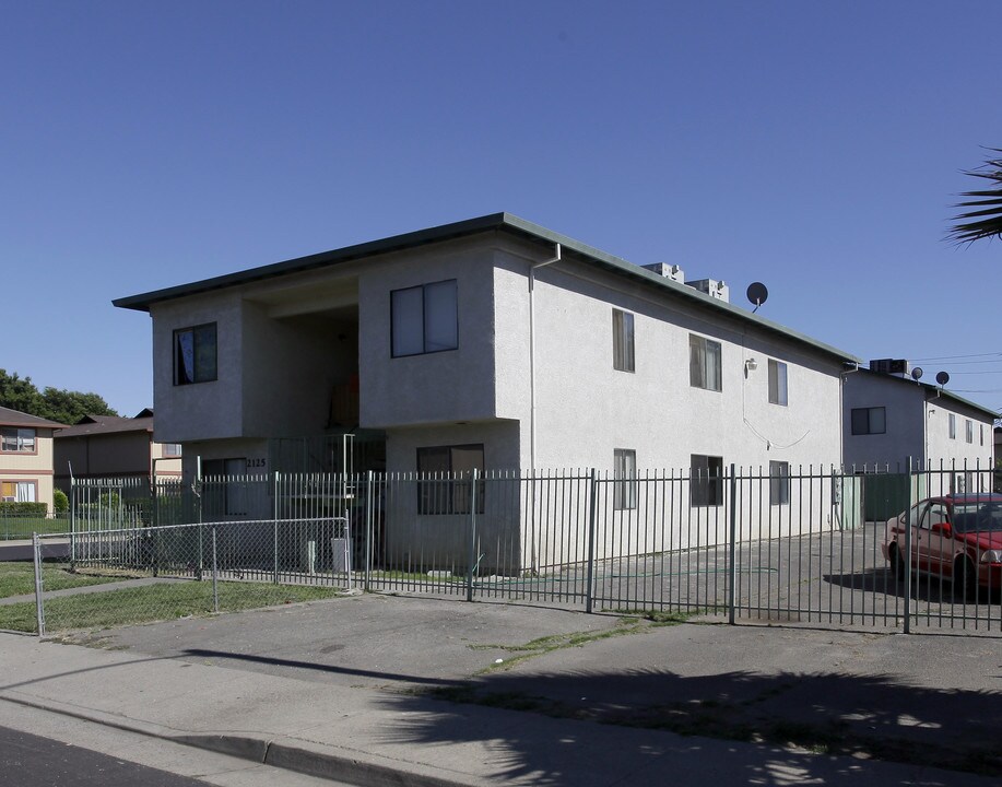 2125 Oakmont Way in West Sacramento, CA - Foto de edificio