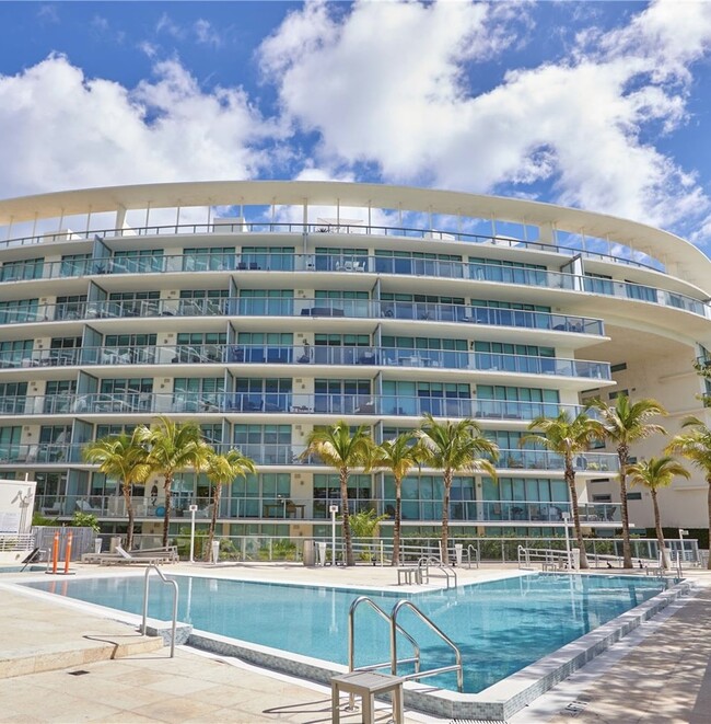 6620 Indian Creek Dr, Unit 215 in Miami Beach, FL - Foto de edificio - Building Photo