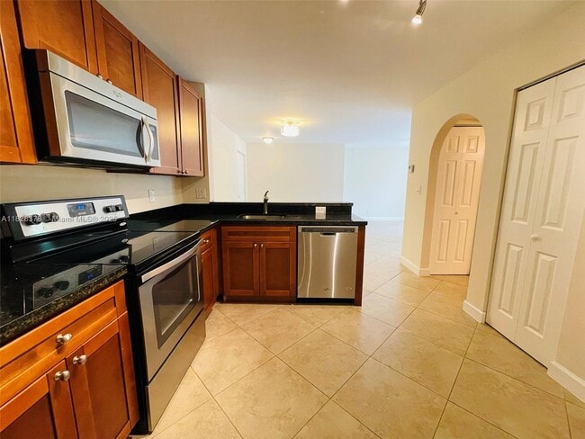 10101 W Sunrise Blvd in Plantation, FL - Building Photo - Building Photo