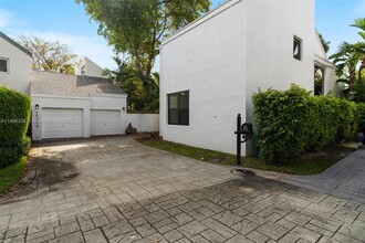 20215 W Oakhaven Cir in Miami, FL - Building Photo - Building Photo