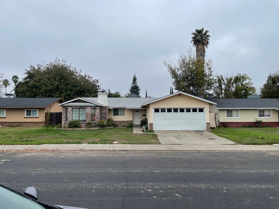 1333 Woodside Dr in Modesto, CA - Building Photo