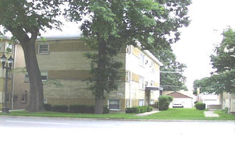 2233 Des Plaines Ave Apartments