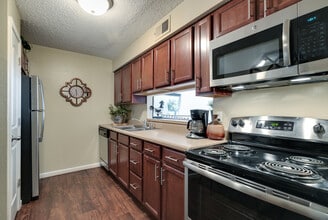 Chesterfield Place in Chesterfield, MO - Foto de edificio - Building Photo