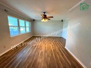 2208 Piedmont St in Irving, TX - Foto de edificio - Building Photo