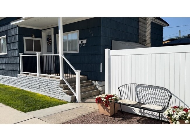property at 508 W 5th St