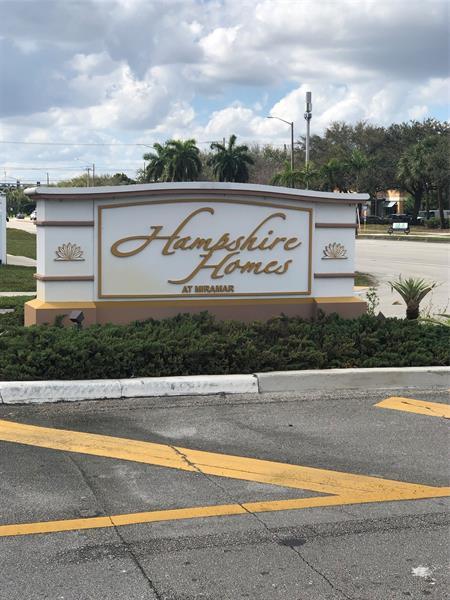 9957 W Daffodil Ln in Miramar, FL - Building Photo