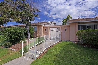 Arey Pointe Condominiums in San Diego, CA - Foto de edificio - Building Photo