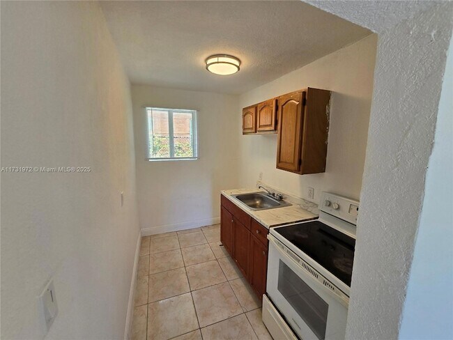 535 NW 7th St, Unit 4 in Miami, FL - Building Photo - Building Photo