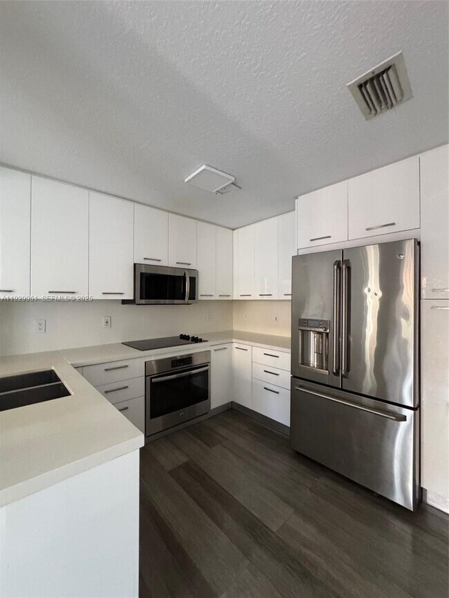 11411 NW 60th St in Doral, FL - Building Photo - Building Photo