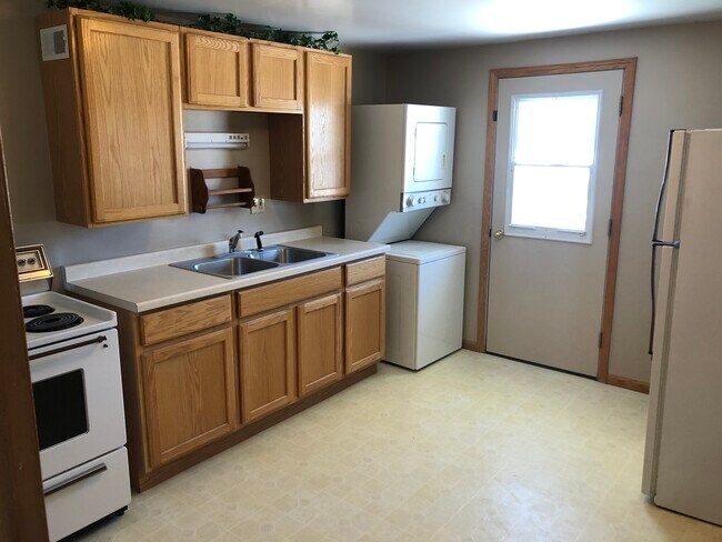 152 8th St in Reedsburg, WI - Building Photo - Building Photo