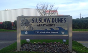 Siuslaw Dunes in Florence, OR - Foto de edificio - Building Photo