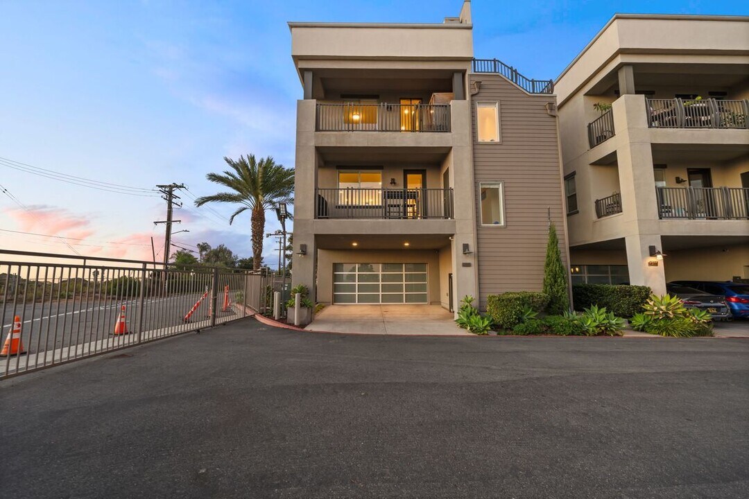 1068 Hampton Dr in Costa Mesa, CA - Building Photo