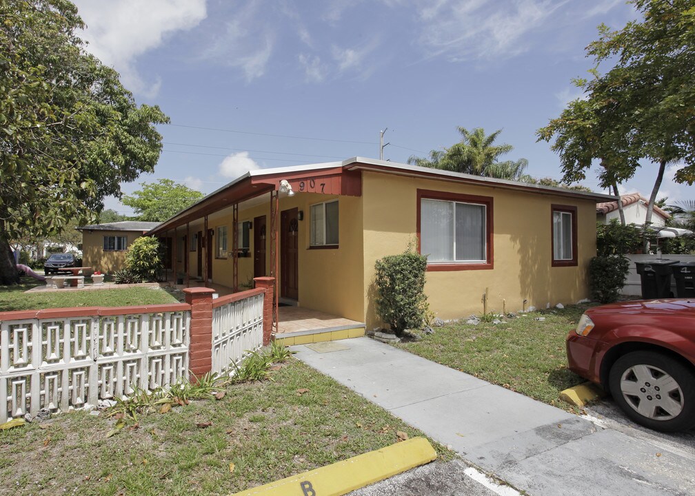 907 NE 7th St in Hallandale Beach, FL - Foto de edificio