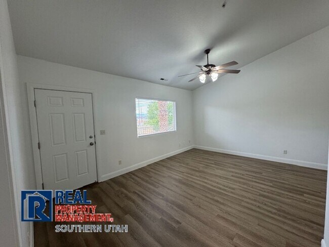 700 N Main St in Washington, UT - Foto de edificio - Building Photo