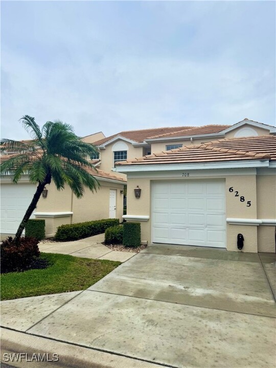 6285 Wilshire Pines Cir in Naples, FL - Foto de edificio