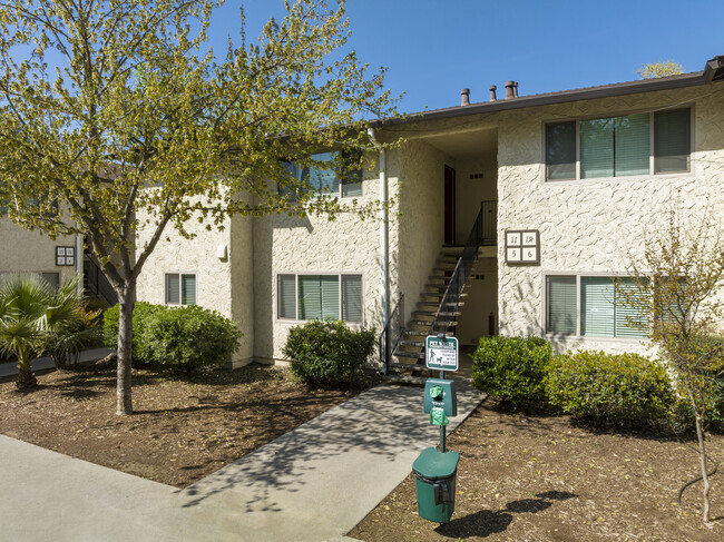 Campus Court Apartments in Chico, CA - Foto de edificio - Building Photo