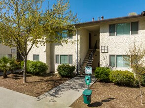 Campus Court Apartments in Chico, CA - Building Photo - Building Photo