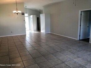 8574 Eola Ct in Melbourne, FL - Foto de edificio - Building Photo