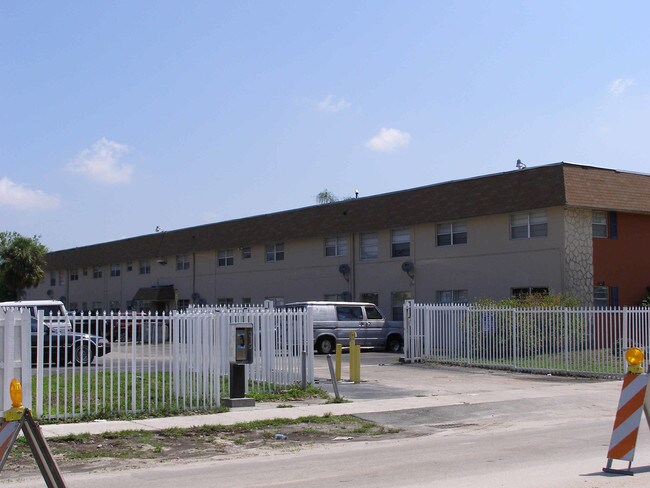 Parkway House Apartments in Miami, FL - Building Photo - Building Photo
