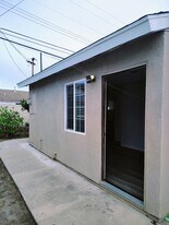 3530 Las Tunas Pl, Unit Aparment studio!! in Oxnard, CA - Building Photo