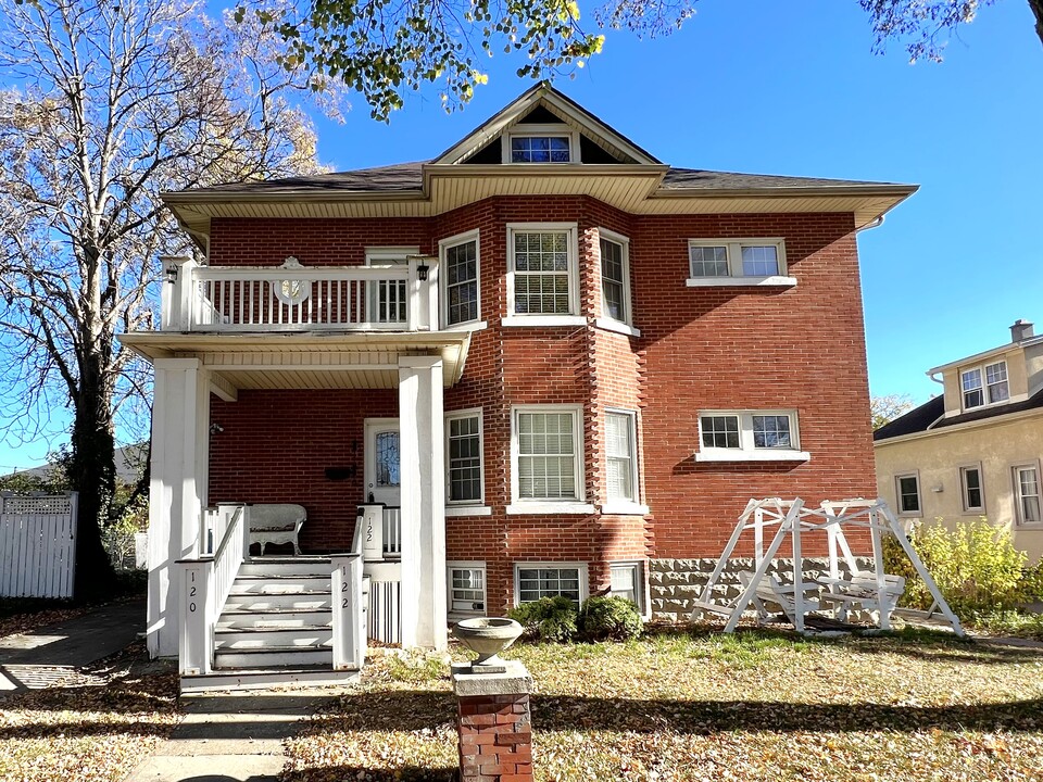 120 McEwan Ave in Windsor, ON - Foto de edificio