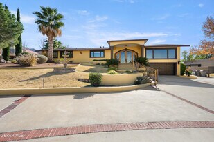 6204 Pinehurst Dr in El Paso, TX - Building Photo