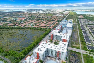 7751 NW 107th Ave in Doral, FL - Foto de edificio - Building Photo