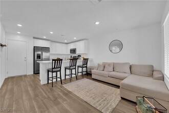 6200 Foxes Dl St in Las Vegas, NV - Building Photo - Building Photo