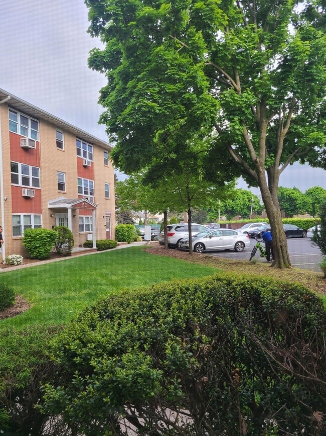 2 Radio Ave in Secaucus, NJ - Building Photo - Building Photo