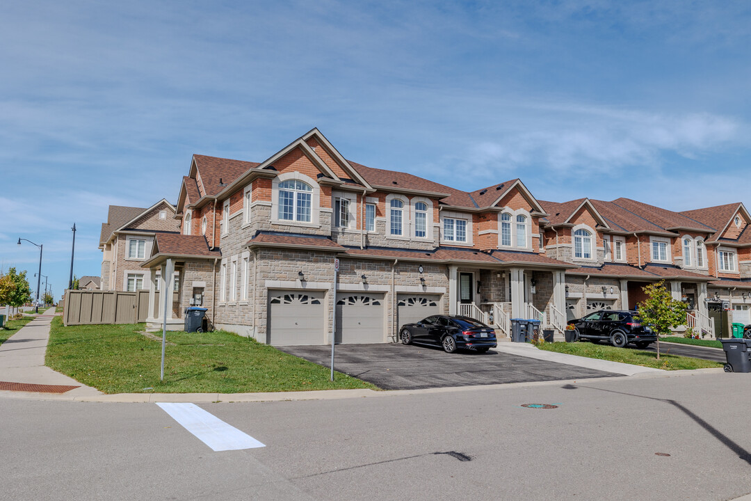 64 Kempsford Cres in Brampton, ON - Building Photo